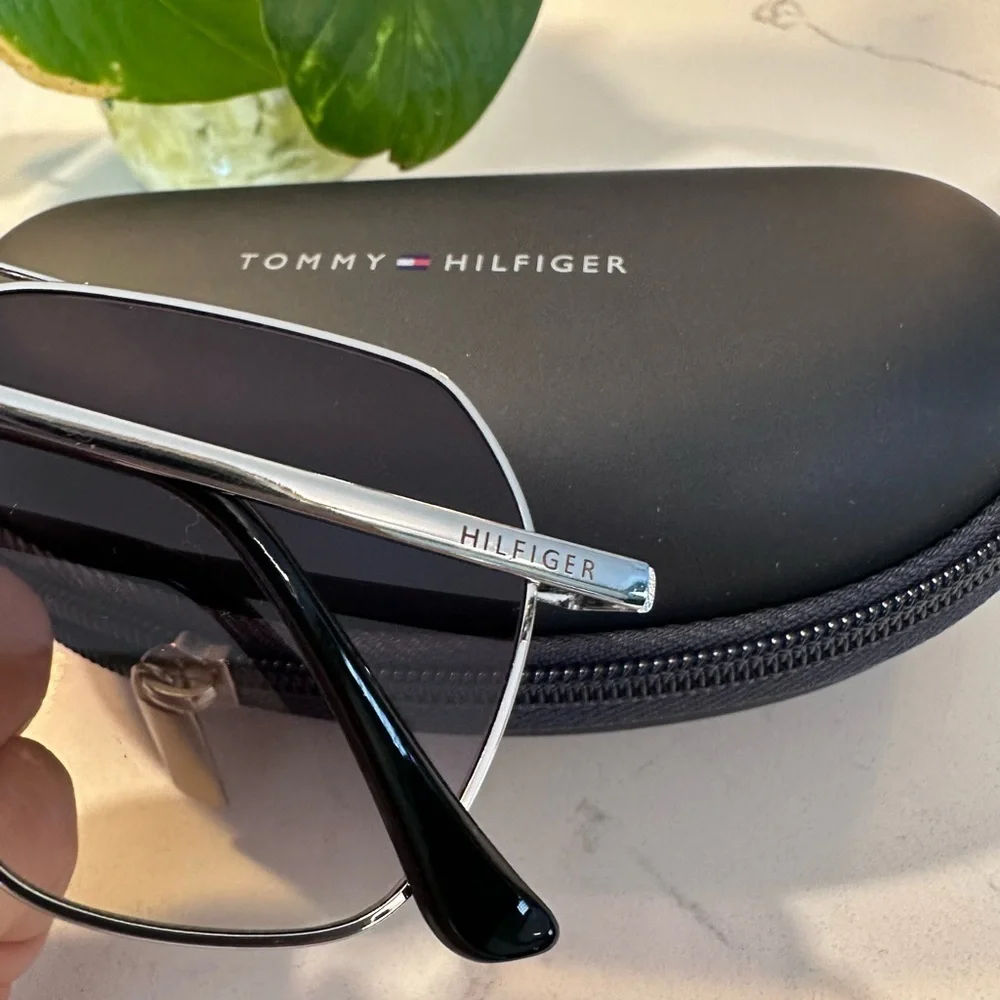 NWT! NEW! Tommy Hilfiger Pilot Sunglass -Silver Gradient Black